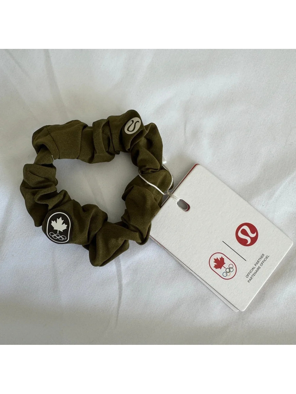 🆕🇨🇦 LAST ONE Lululemon Uplifting Scrunchie Team Canada Moss Green - Picture 2 of 4